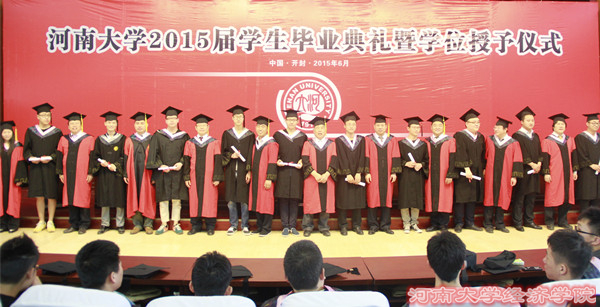 老师和同学们合影留念