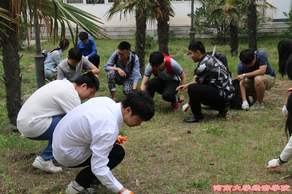 同学们打扫卫生