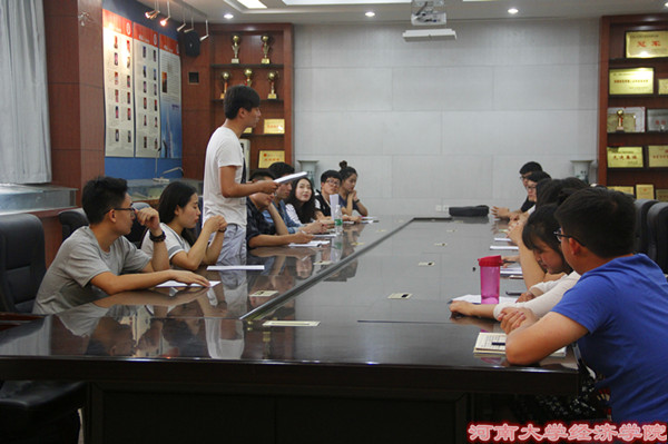 学生会主席王志鹏发表讲话