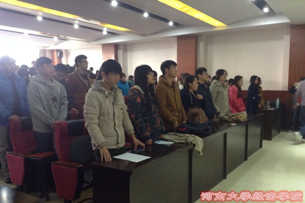 全体成员起立聆听《青年志愿者之歌》