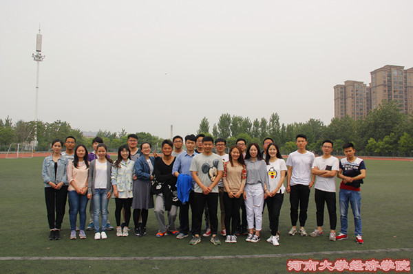侯雨老师及同学合影留念
