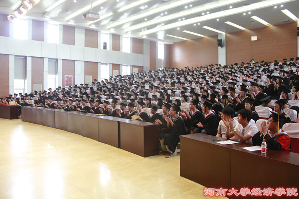 参加典礼的毕业生