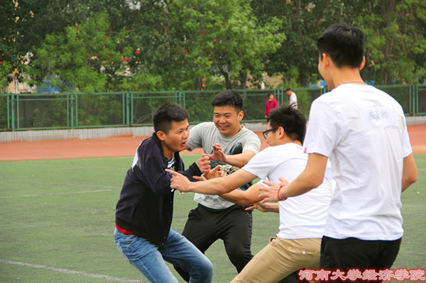 撕名牌活动激烈进行中