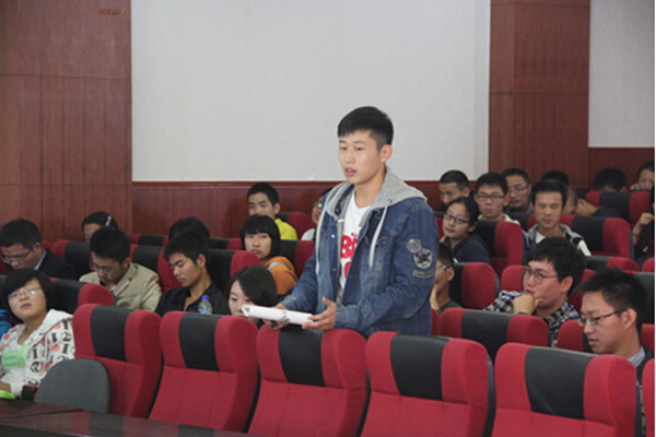 与会学生想金教授请教相关问题